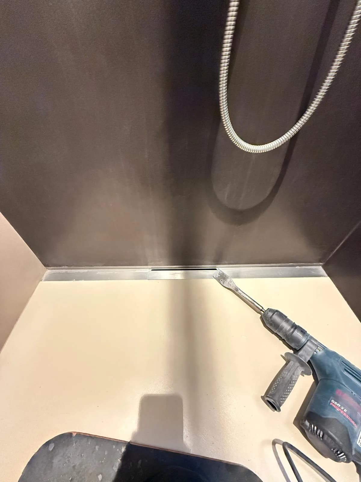 Detail einer fugenlosen Oberfläche bei der Verarbeitung mit der Kelle