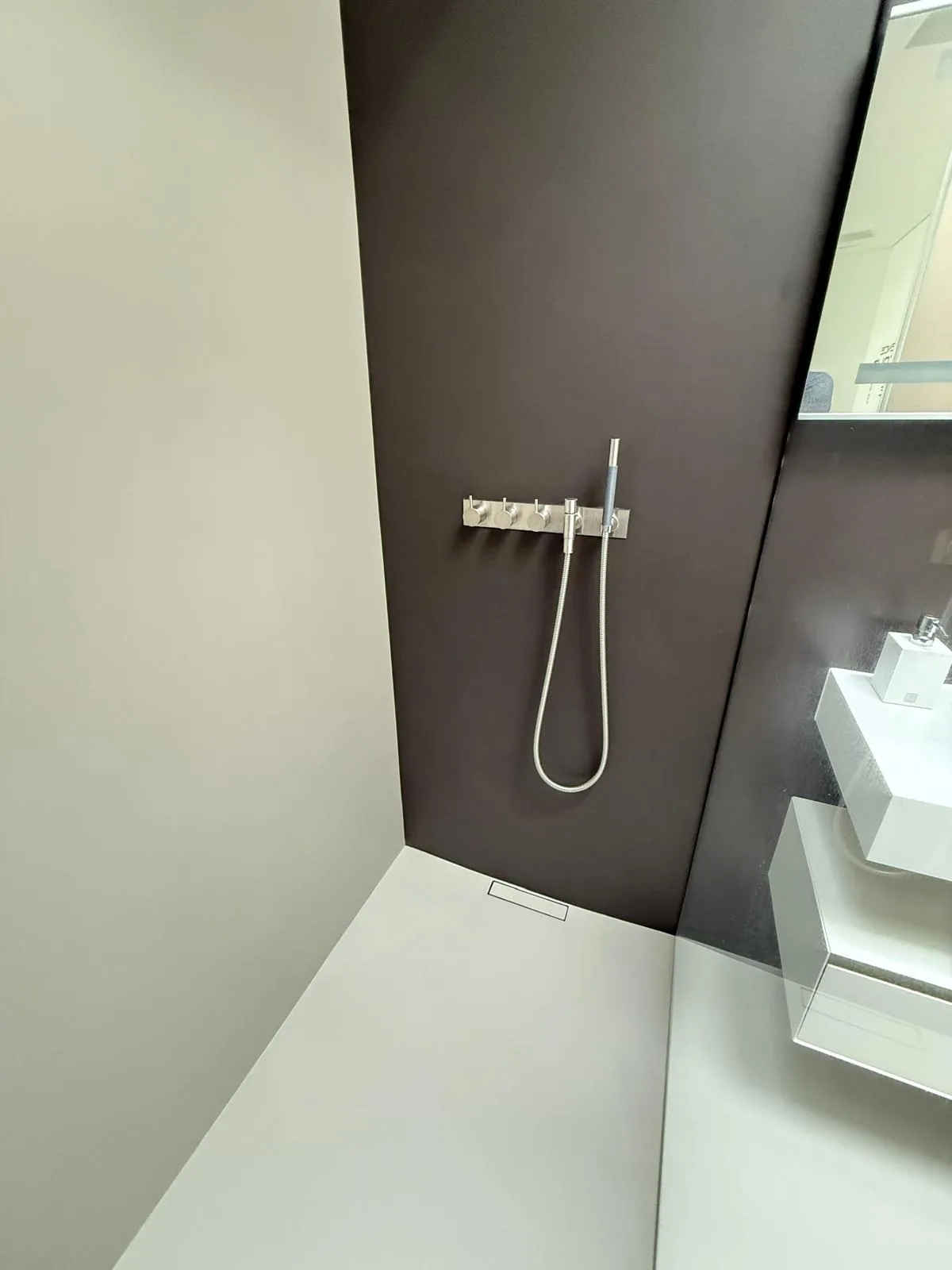 Fugenlose bodengleiche Dusche nach einer Badsanierung ohne Abriss