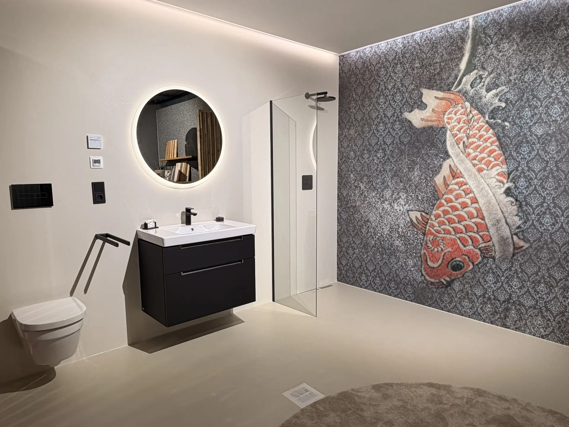 Fugenloses Bad im Terra Lilia Showroom mit Koi-Wandbild, schwebendem Waschtisch und begehbarer Dusche
