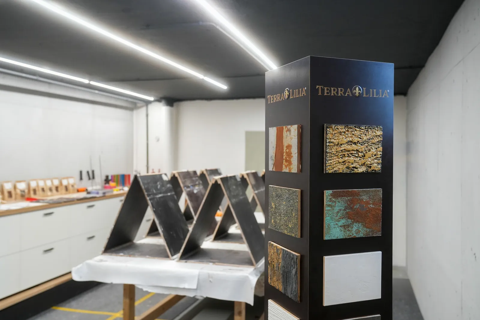 Terra Lilia Mustersäule im Einsatz in einem Showroom