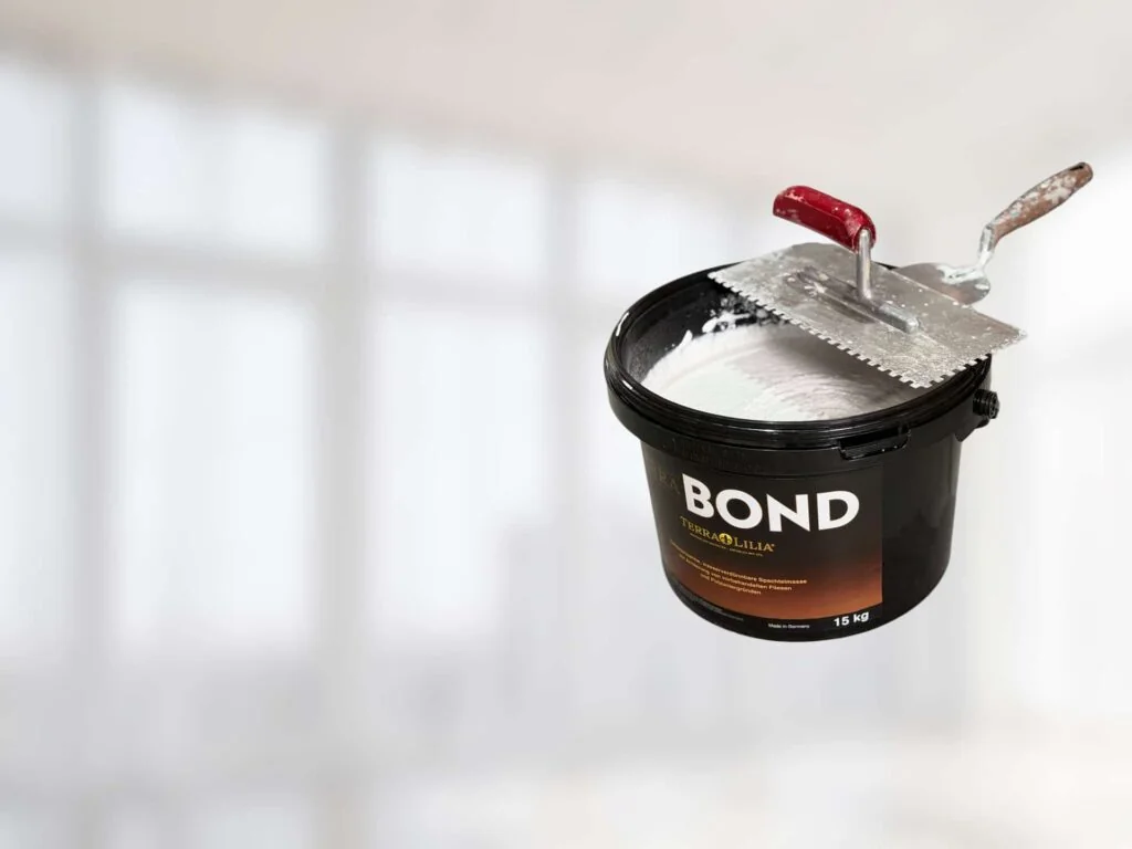 Terra BOND Armierungsmasse mit Zahnkelle – wird im Systemaufbau direkt auf alte Fliesen aufgezogen