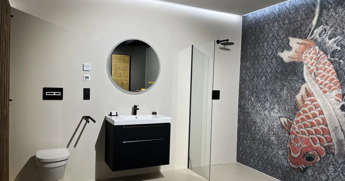 Bad ohne Fliesen: fugenloses Musterbad mit Waschtisch und Glasdusche im Showroom Sankt Peter-Ording