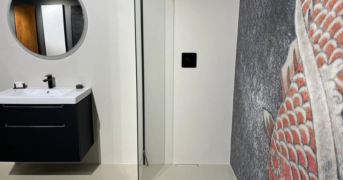 Fugenlose bodengleiche Dusche mit Glaswand im Musterbad des Terra Lilia Showrooms