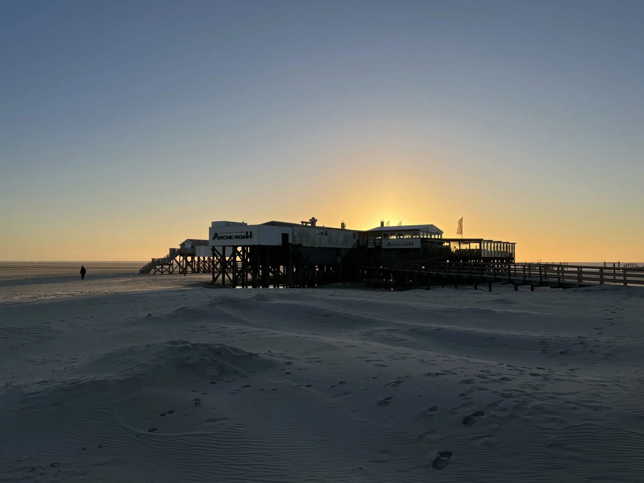Pfahlbau am Strand von Sankt Peter-Ording im Sonnenuntergang – Schulungsort an der Nordsee