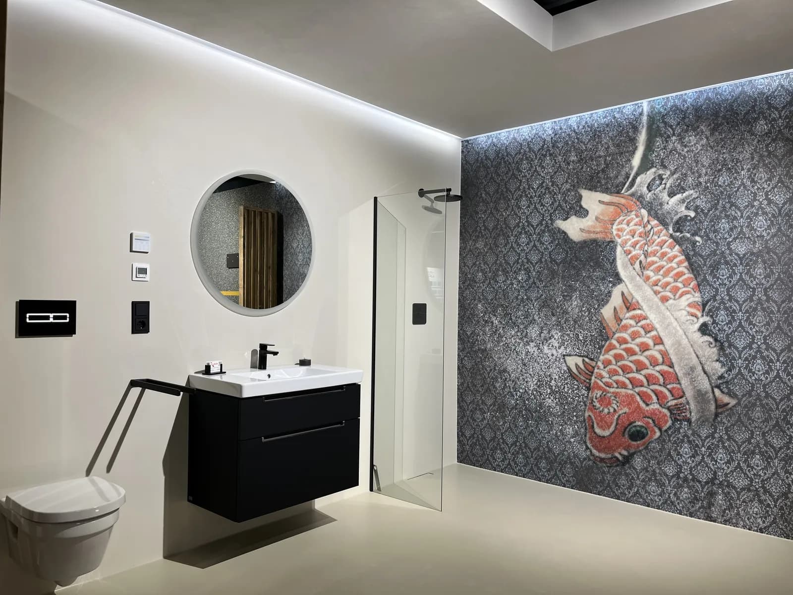 Fugenloses Bad mit bodengleicher Dusche, Glaswand und schwebendem Waschtisch im Showroom Sankt Peter-Ording