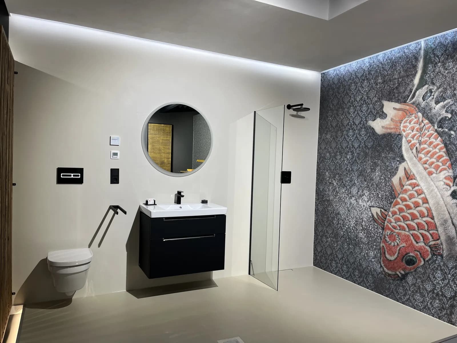 Fugenloses Musterbad aus Terra INCON mit Waschtisch und Dusche im Showroom Sankt Peter-Ording