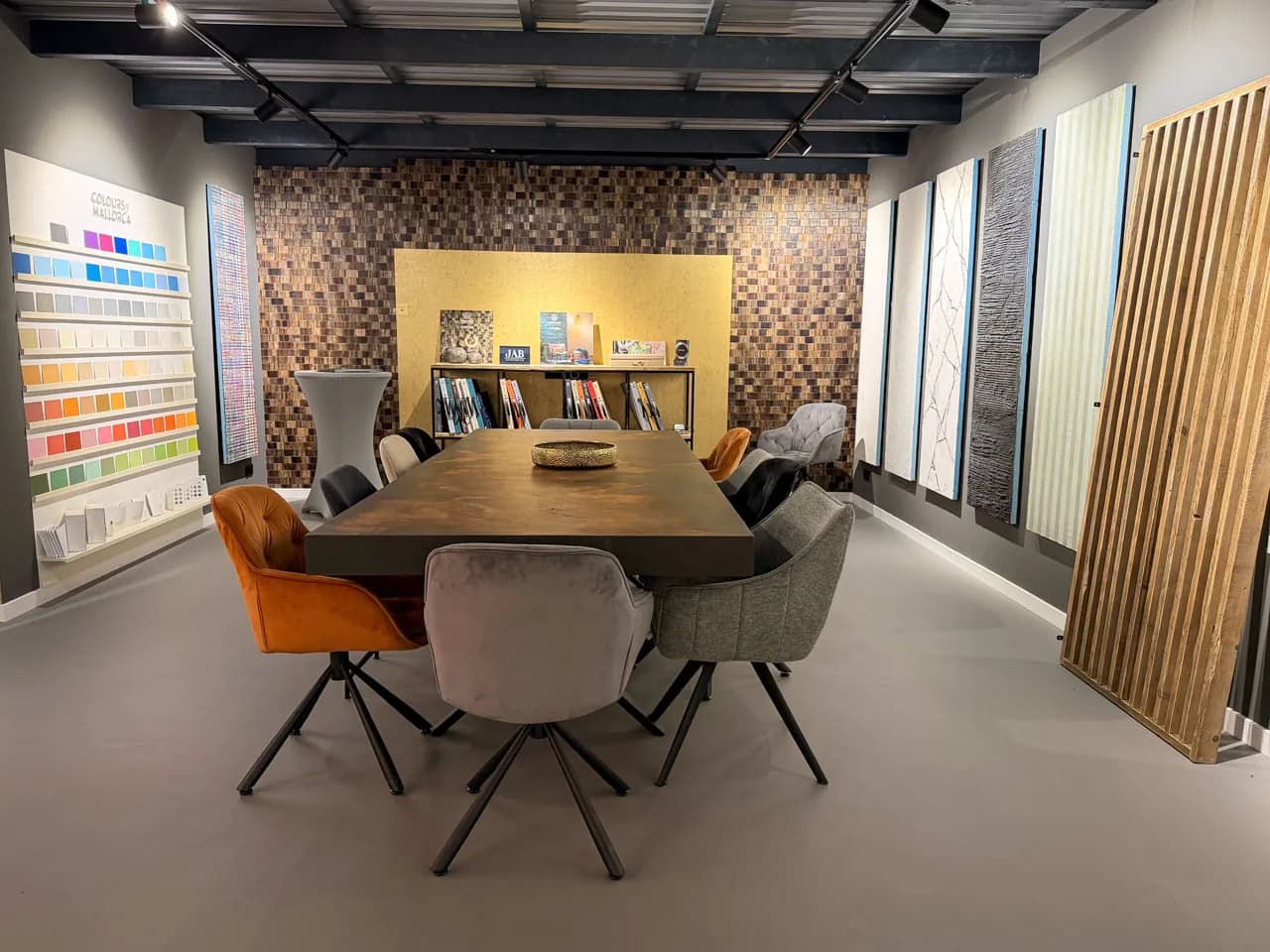 Der fertige Terra Lilia Showroom in Sankt Peter-Ording mit Beratungstisch, Farbwand und Musterflächen