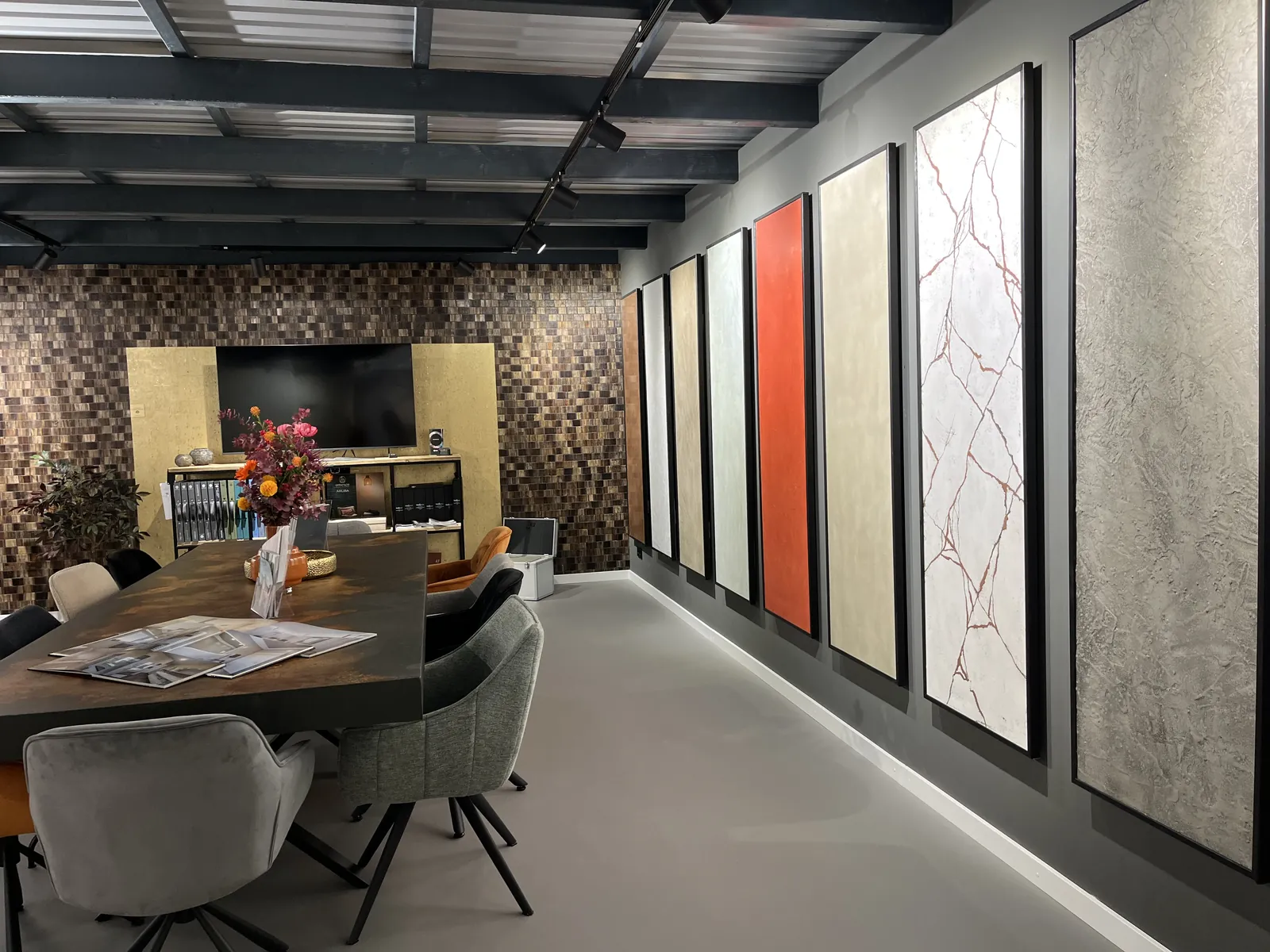 Musterpaneele verschiedener Spachteloberflächen von Edelputz bis Marmoroptik im Showroom