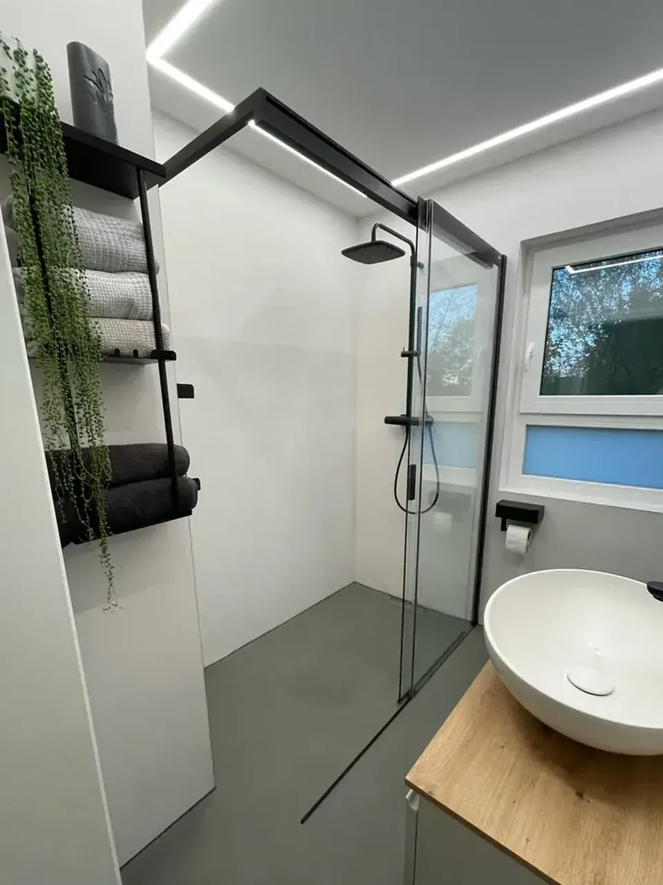 Fugenloses Bad mit bodengleicher Dusche, umgesetzt von einem Partnerbetrieb