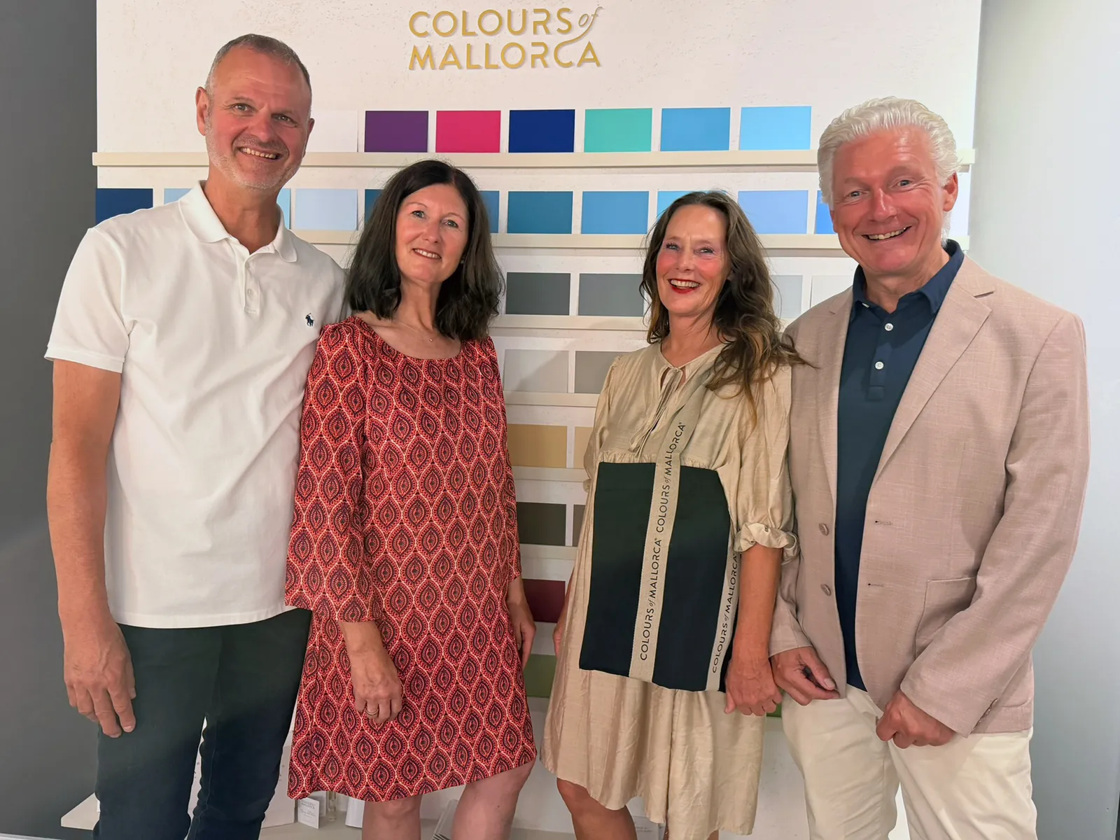 Markus und Silke Knöpper mit Heike-Maria Bachus und Volker Geyer, den Gründern von COLOURS of MALLORCA, vor der Farbwand bei der Showroom-Eröffnung in Sankt Peter-Ording