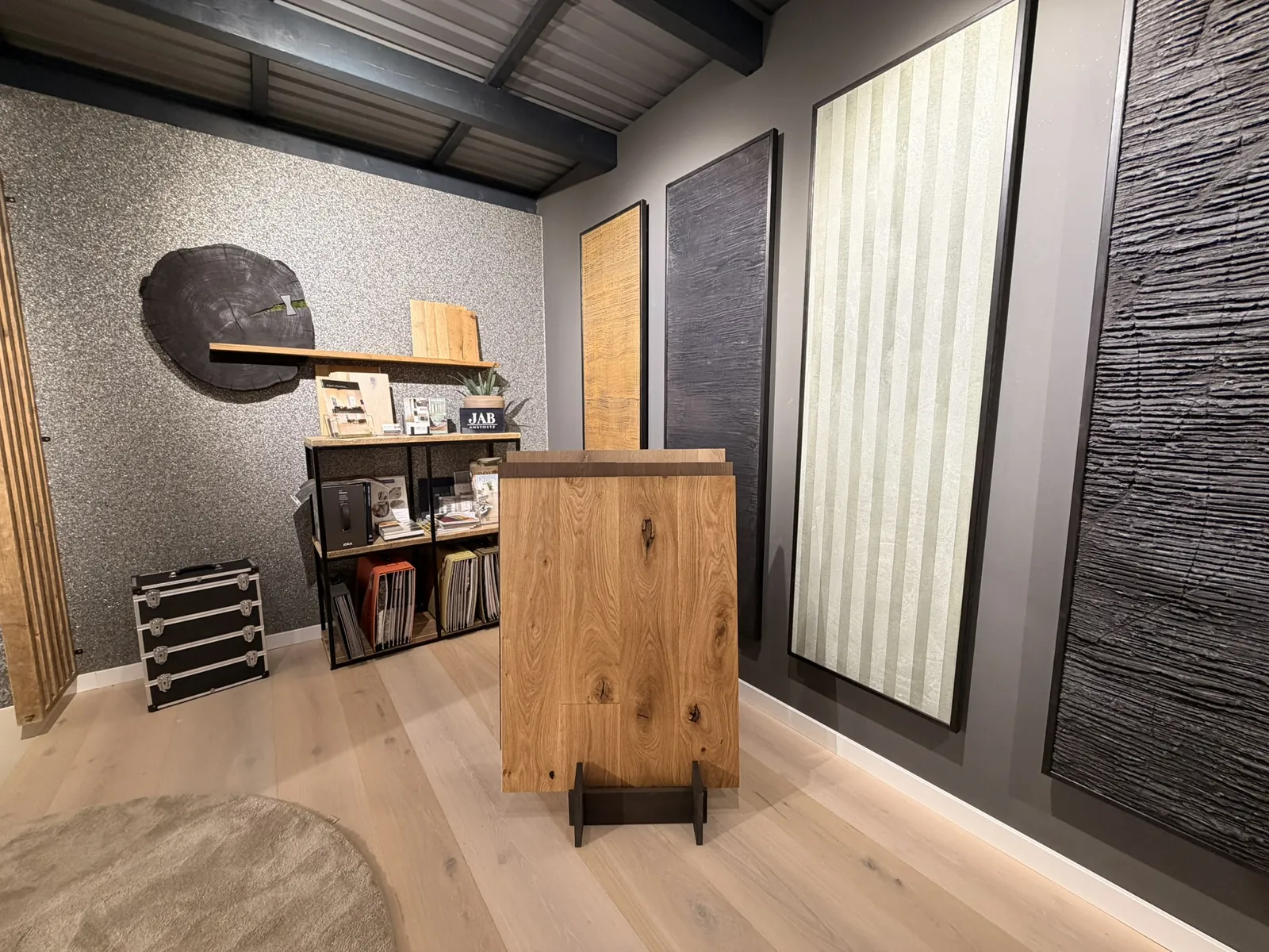 Musterwand mit strukturierten Oberflächen, Holzpaneelen und Materialbibliothek im Terra Lilia Showroom