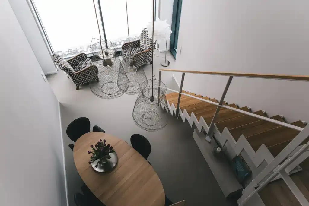 Heller fugenloser Wohnraumboden von Terra Lilia mit Esstisch und Sitzbereich