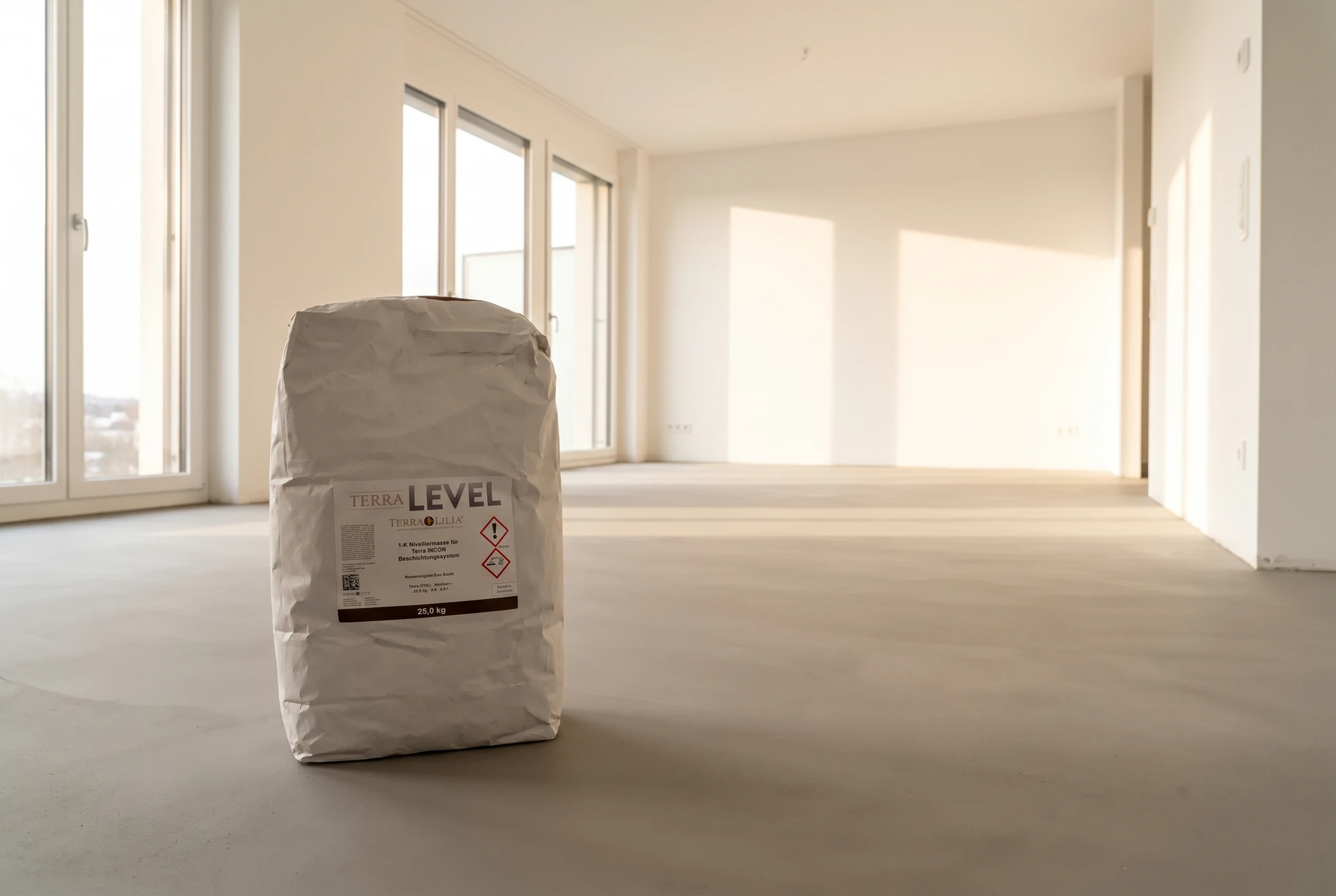 Terra LEVEL auf mineralischem Estrich im Wohnraum – KI-generierte Produktinszenierung