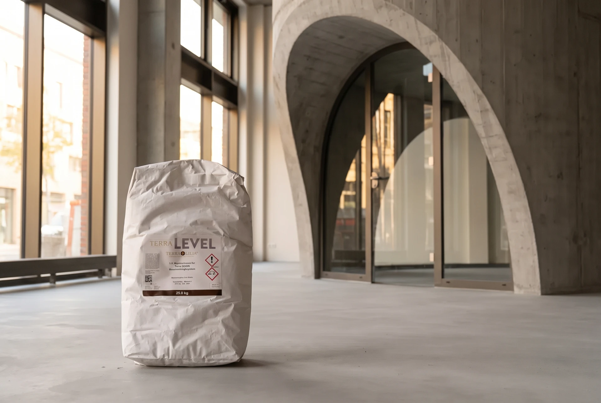 Terra LEVEL auf Betonuntergrund in einem modernen Ladenlokal – KI-generierte Produktinszenierung