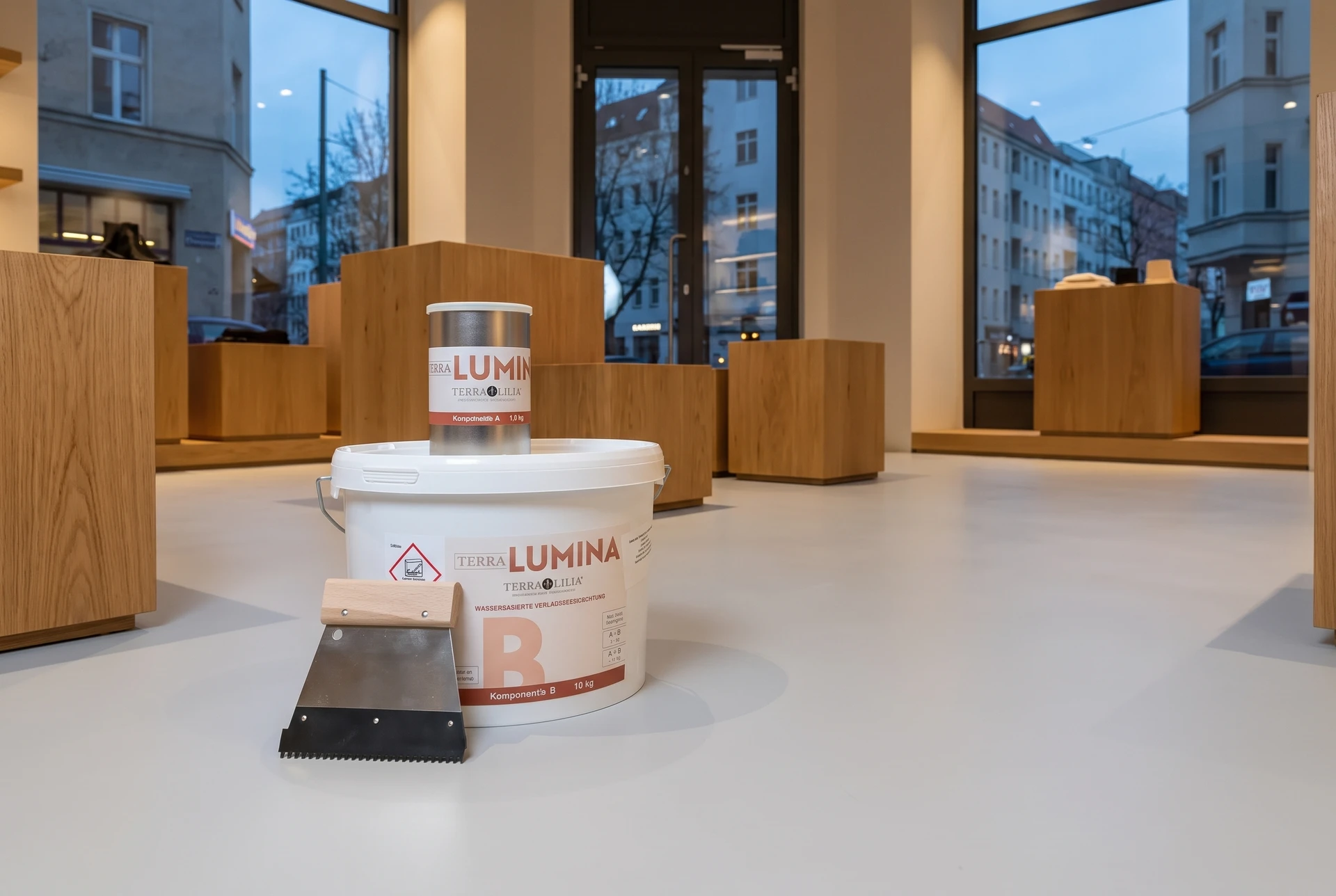 Terra LUMINA im modernen Ladenlokal – KI-generierte Produktinszenierung