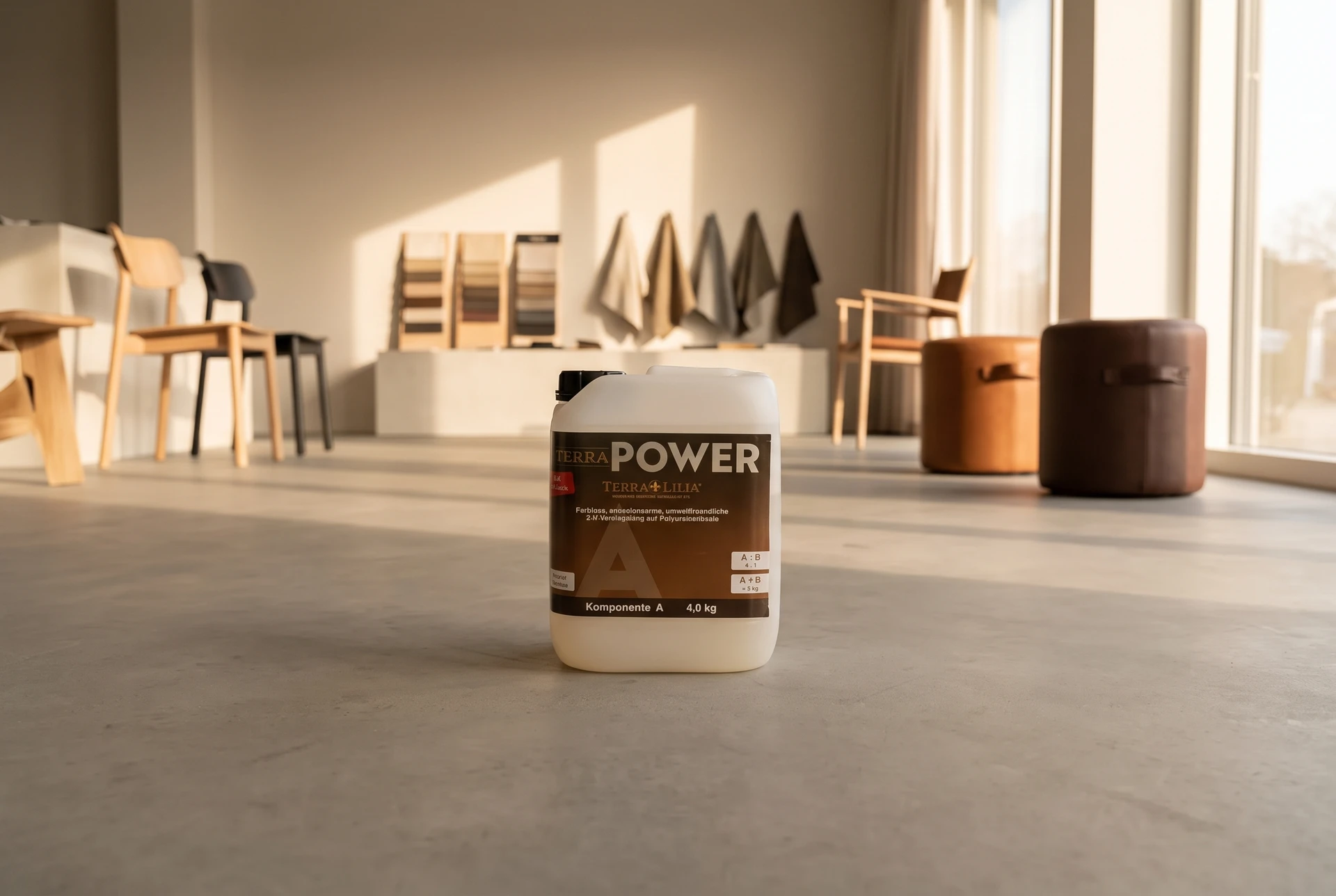 Terra POWER im hellen Design-Showroom – KI-generierte Produktinszenierung